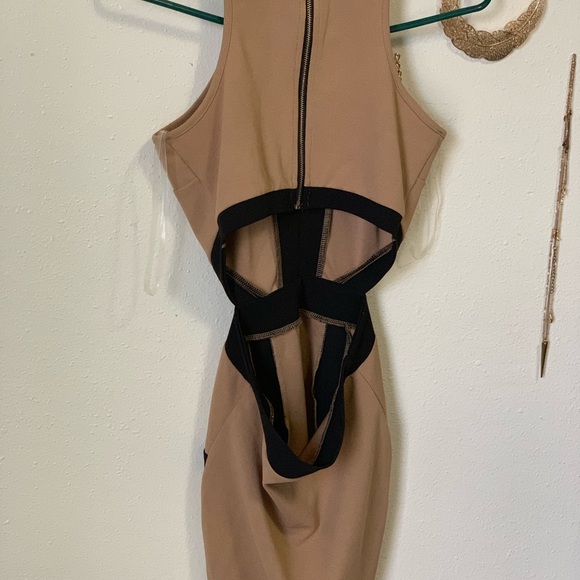 A beautiful form fitting, backless dress - Picture 4 of 5